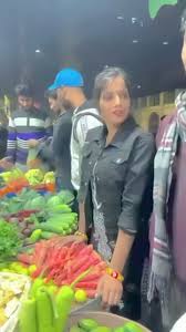 Actress ने ठेले से खरीदी सब्जी, साथ थे करोड़पति पति