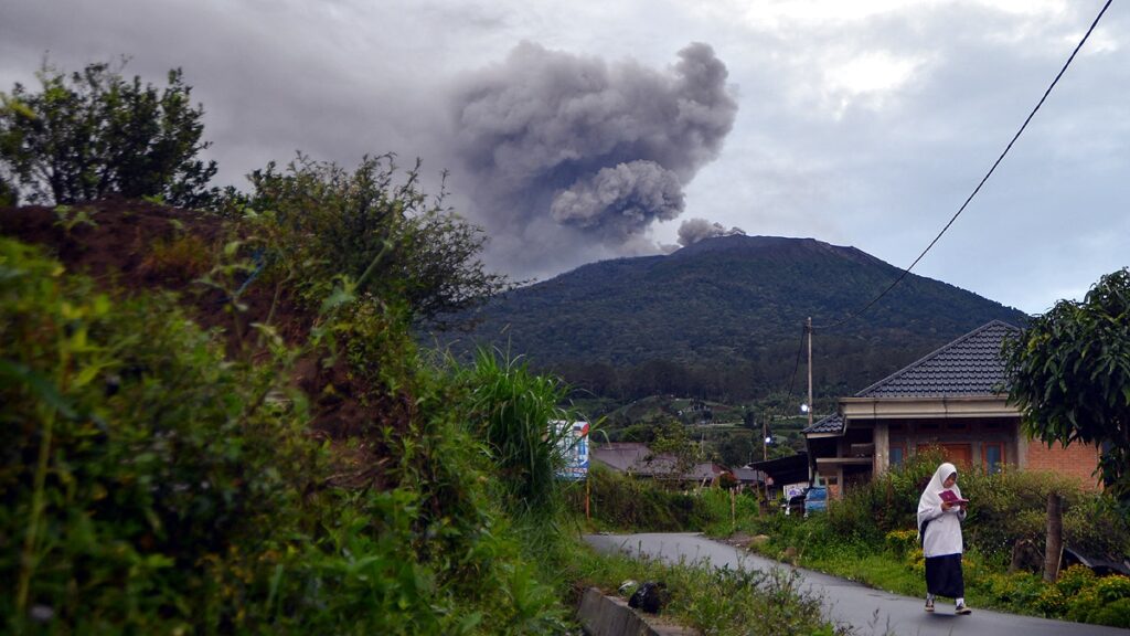 Volcano Eruption ने उड़ाई चिंता, Indonesia में हवाई सेवाएं ठप
