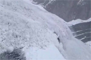 J&K : जोजिला दर्रे पर बर्फ और बारिश ने मचाई तबाही