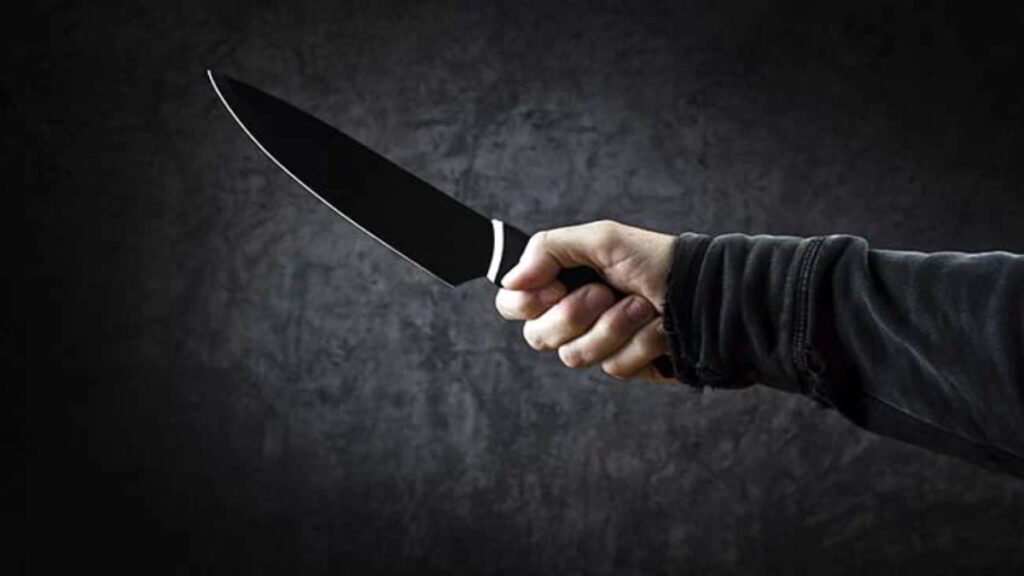 Knife Attack: पड़ोसी ने छत विवाद में मकान मालिक को चाकू से गोदा