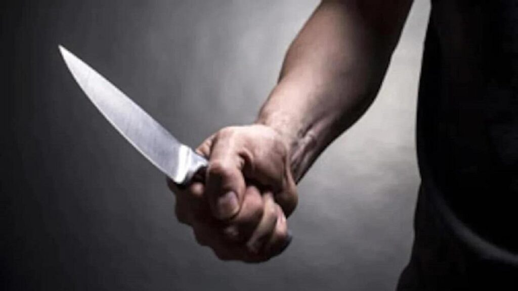 Knife Attack: पड़ोसी ने छत विवाद में मकान मालिक को चाकू से गोदा