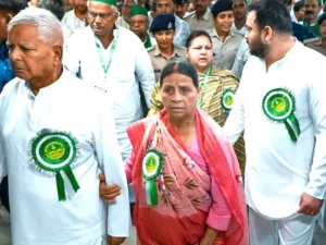 Bihar : लालू ने राजद अध्यक्ष पद के लिए भरा नामांकन, तेजस्वी भी थे साथ