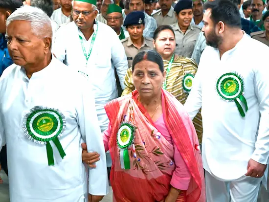 Bihar : लालू ने राजद अध्यक्ष पद के लिए भरा नामांकन, तेजस्वी भी थे साथ