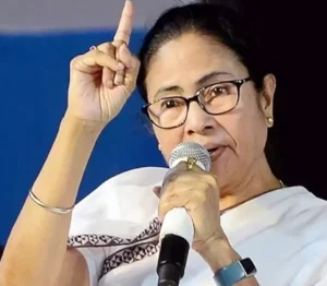 WB: सरकारी स्कूलों में पढ़नी होगी ममता की लिखी किताबें, गरमायी सियासत