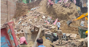 UP: मथुरा में टीला खिसकने से तीन मकान गिरे, कई लोग मलबे में दबे