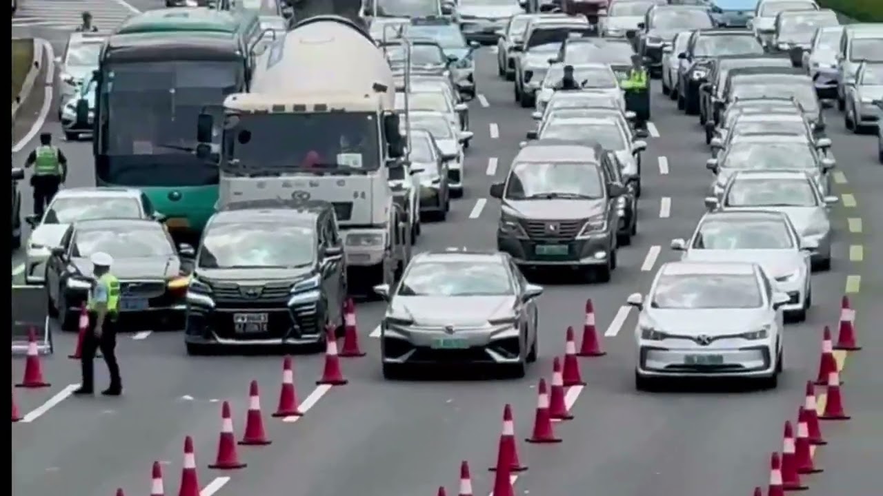 Traffic Police को चकमा देता शख्स, Video हुआ वायरल