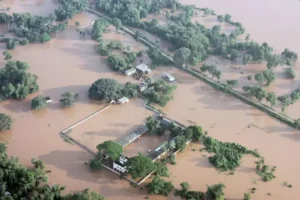 Flood: ओडिशा में बाढ़ और मूसलधार बारिश ने मचाई तबाही, 50 गांव जलमग्न