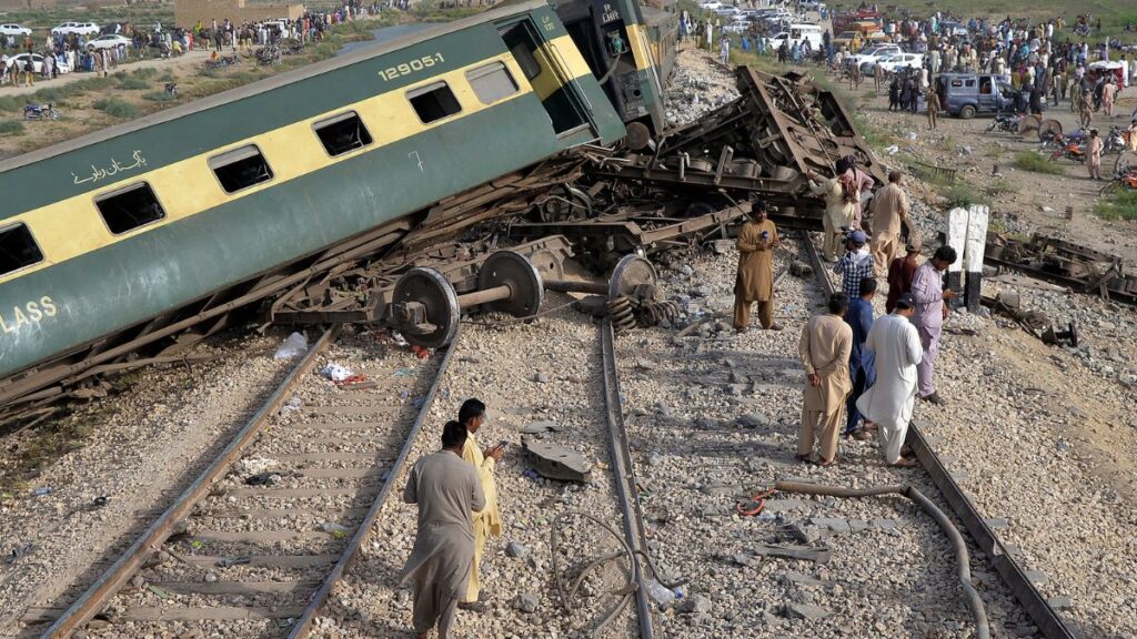 Jaffer Express विस्फोट के बाद डिरेल, 4 डिब्बे पटरी से उतरे