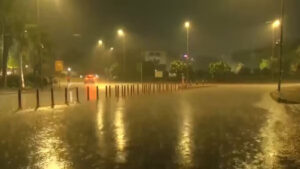 Delhi में आंधी और बारिश से जनजीवन प्रभावित, सतर्क रहने की सलाह