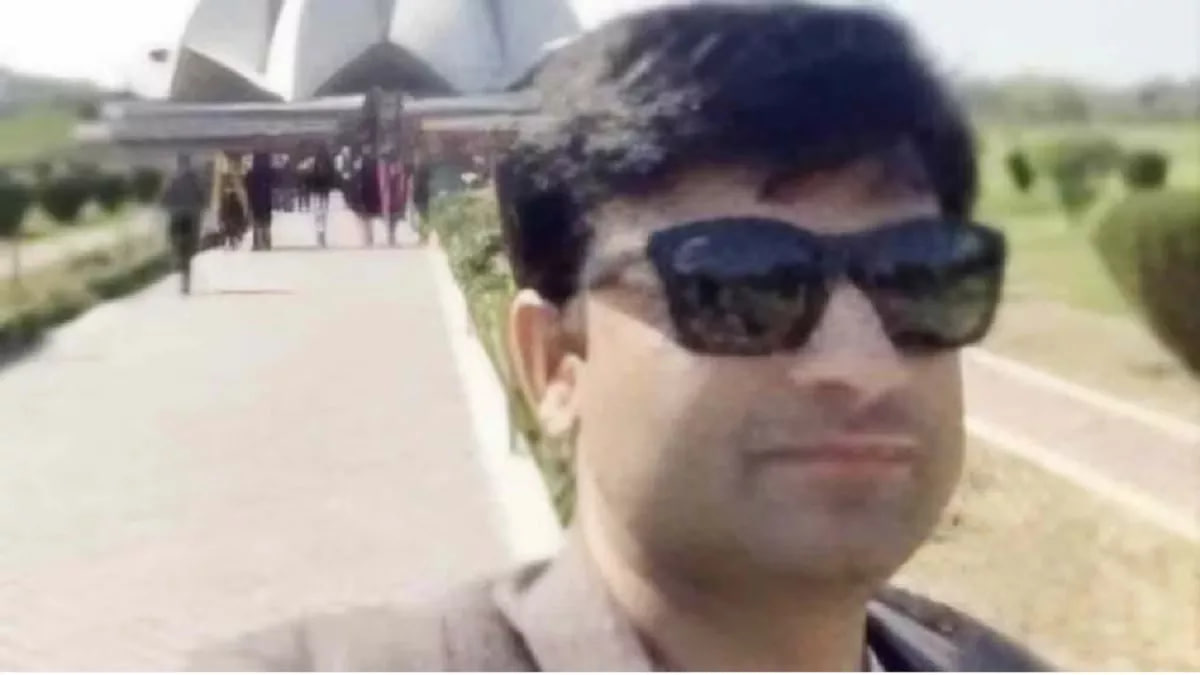 आईआरएस अफसर के हमले में बड़ा एक्शन, एक को किया गया सस्पेंड