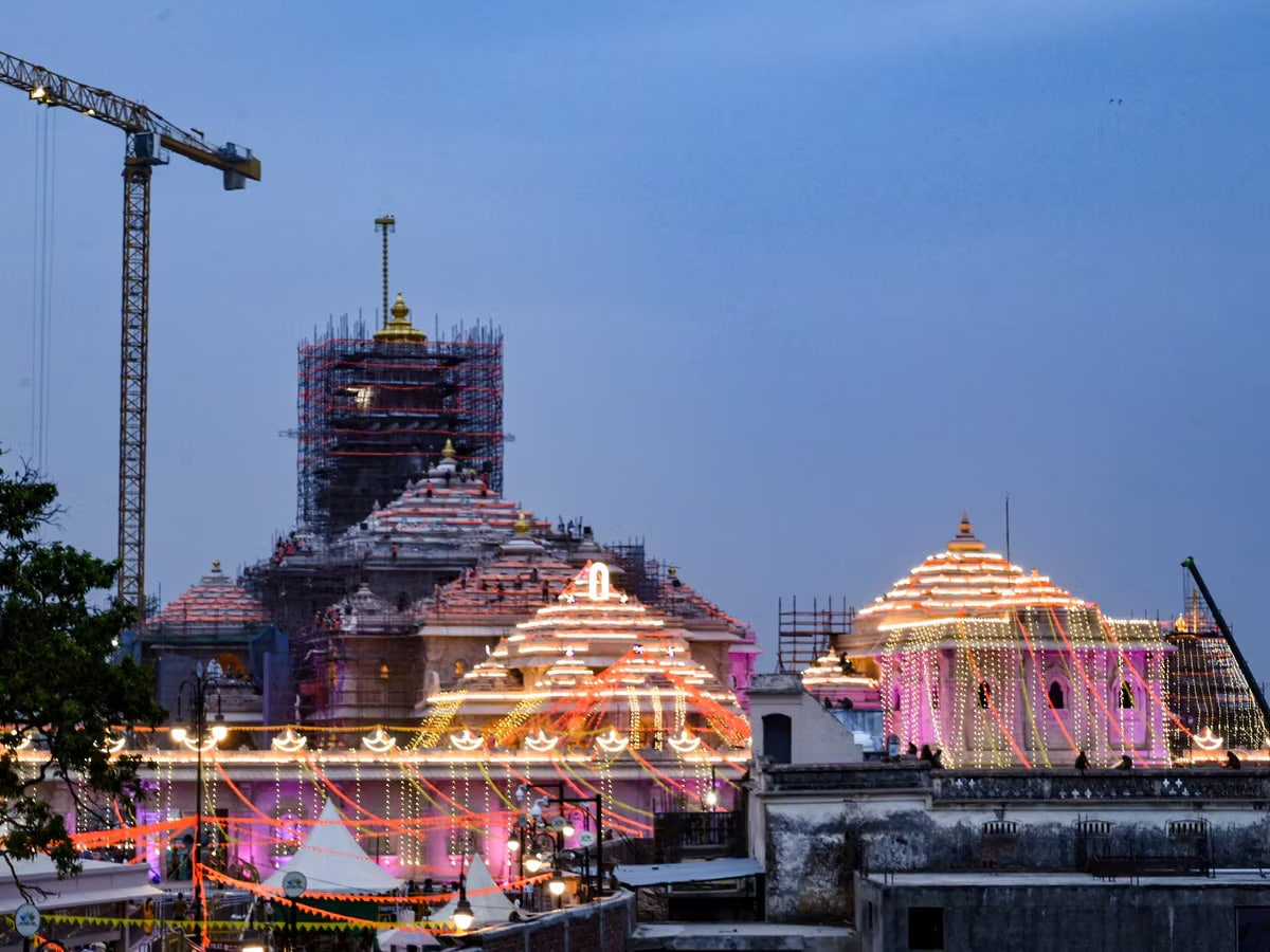 अयोध्या राम मंदिर में प्रथम तल पर रामदरबार की प्राण प्रतिष्ठा पूरी, सीएम योगी ने उतारी आरती
