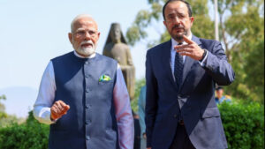 International : पीएम मोदी ने बढ़ाई पाकिस्तान की टेंशन, गर्मजोशी से मिले