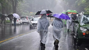 Delhi-NCR में बारिश, 70 किमी/घंटा तक की रफ्तार से हवाएं चलने का रेड अलर्ट