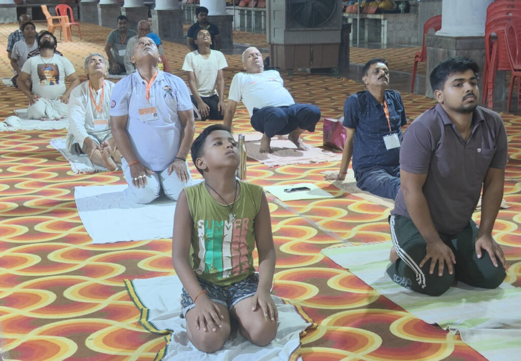 Yoga: योग को लोक से जोड़ने का श्रेय गुरु गोरखनाथ को