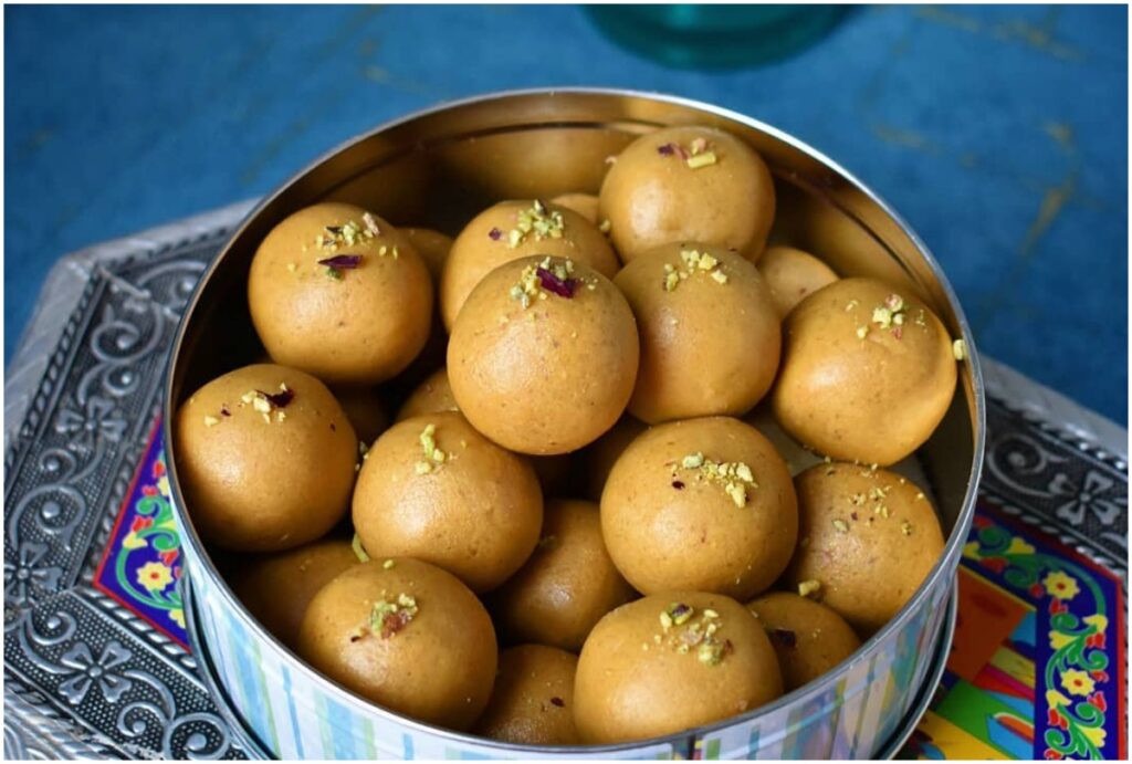 Besan Laddu: देसी घी से बनाएं स्वादिष्ट लड्डू, जानें आसान रेसिपी