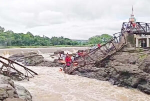 Pune bridge collapse : इंद्रायणी नदी में गिरा 30 साल पुराना पुल, 5 की मौत