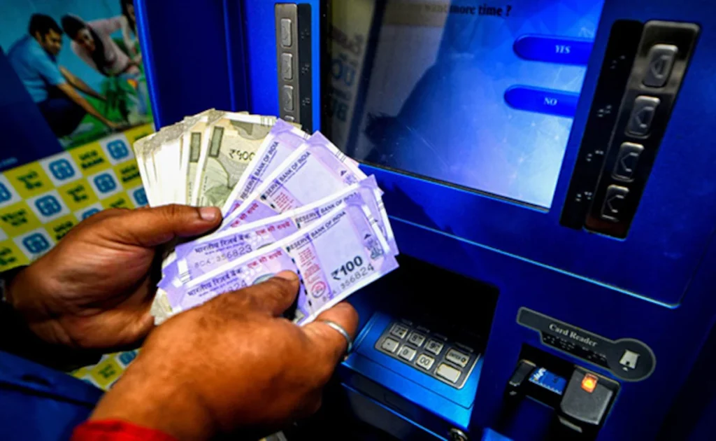 ATM से कैश निकालने पर लगेगा ₹23 चार्ज, बैंक ने बढ़ाई फीस