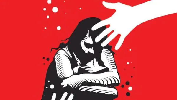 Delhi : बच्ची से हैवानियत : सूटकेस में खून से लथपथ मिली लड़की, भड़के लोग