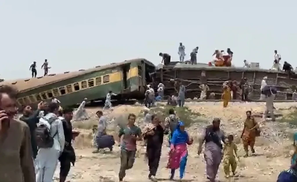 Jaffer Express विस्फोट के बाद डिरेल, 4 डिब्बे पटरी से उतरे