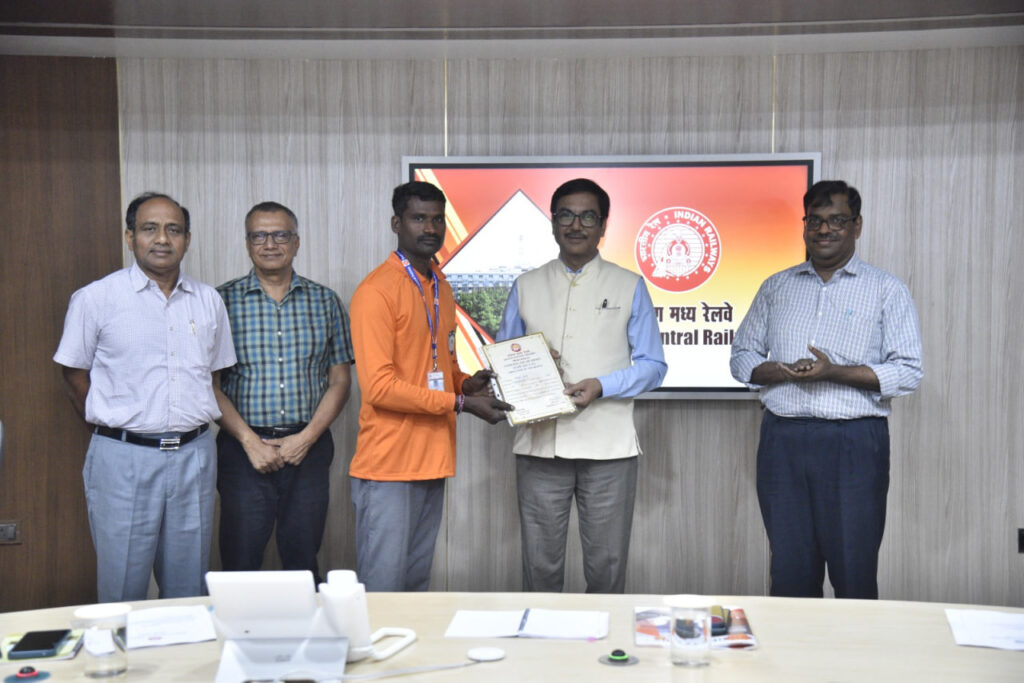 Award: जीएम एससीआर ने कर्मचारियों को सुरक्षा पुरस्कार प्रदान किए