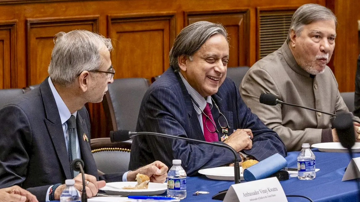 भारत को किसी मध्यस्थ की जरूरत नहीं- थरूर