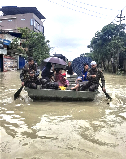 Sikkim : बाढ़ से तबाही, 1600 से ज्यादा पर्यटक निकाले गए, 6 जवान लापता