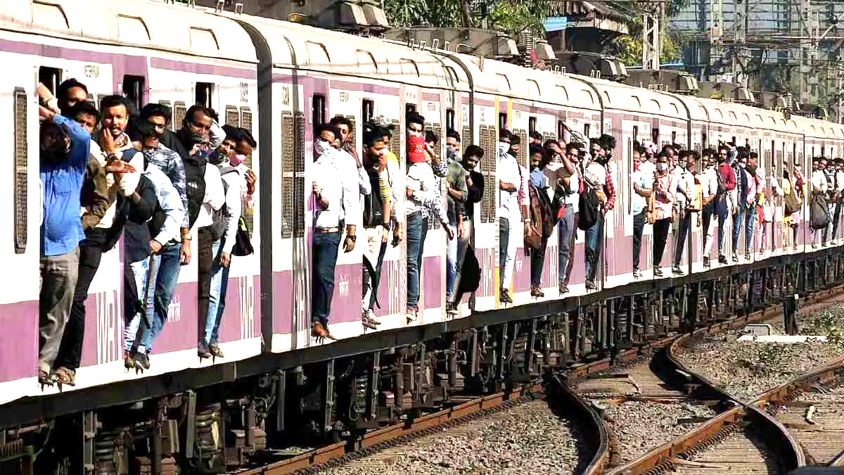 रेलवे स्टेशन पर चलती ट्रेन से गिरे यात्री, 3 की मौत की आशंका