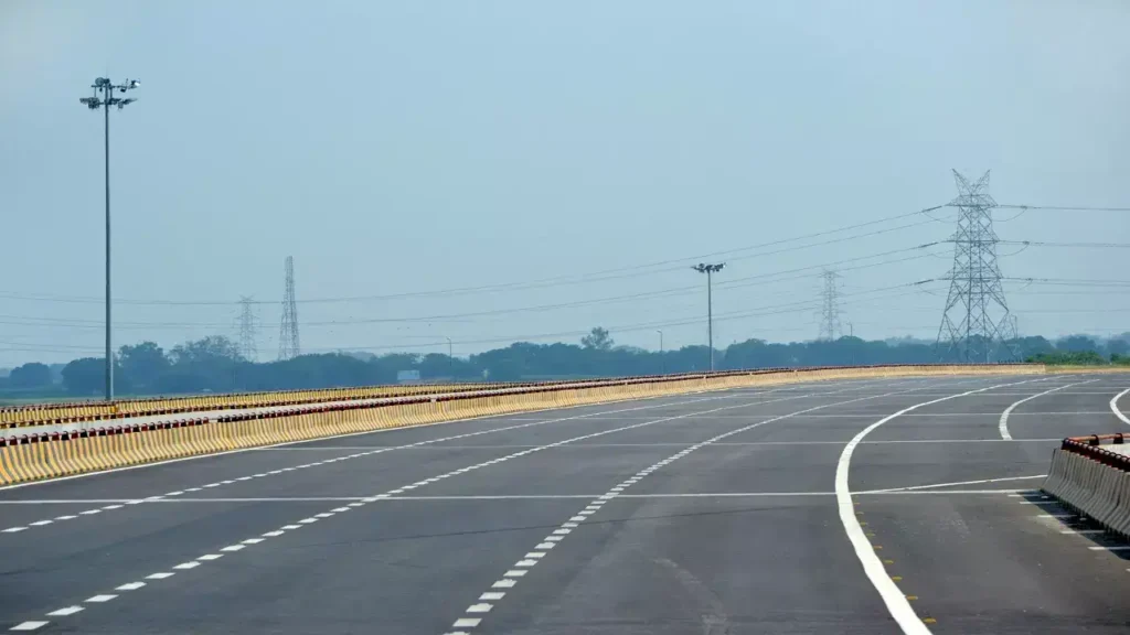 Mumbai-Pune Expressway पर बढ़ेगी गति सीमा
