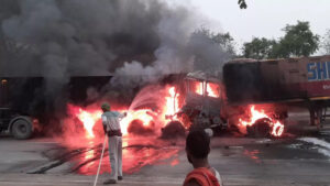 Bihar news : टायर फटने से ट्रक में लगी आग, जिंदा जलकर चालक की मौत