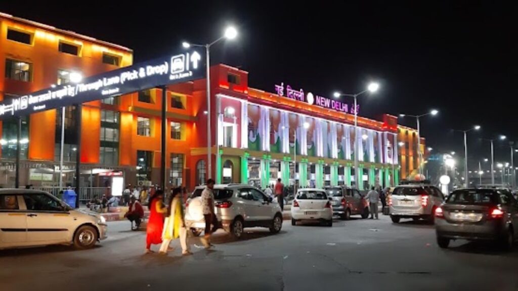 New Parking Rule: नई दिल्ली स्टेशन पर 15 मिनट से ज्यादा रुके तो ₹200 देने होंगे