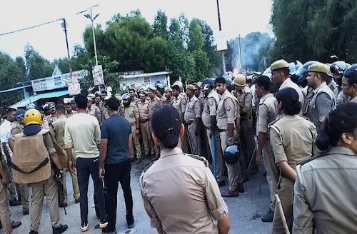 UP : प्रयागराज बवाल पर एक्शन, उपद्रव करने के आरोप में 50 गिरफ्तार