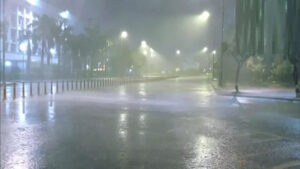 Weather: दिल्ली में मौसम ने ली करवट, कई इलाकों में तेज बारिश