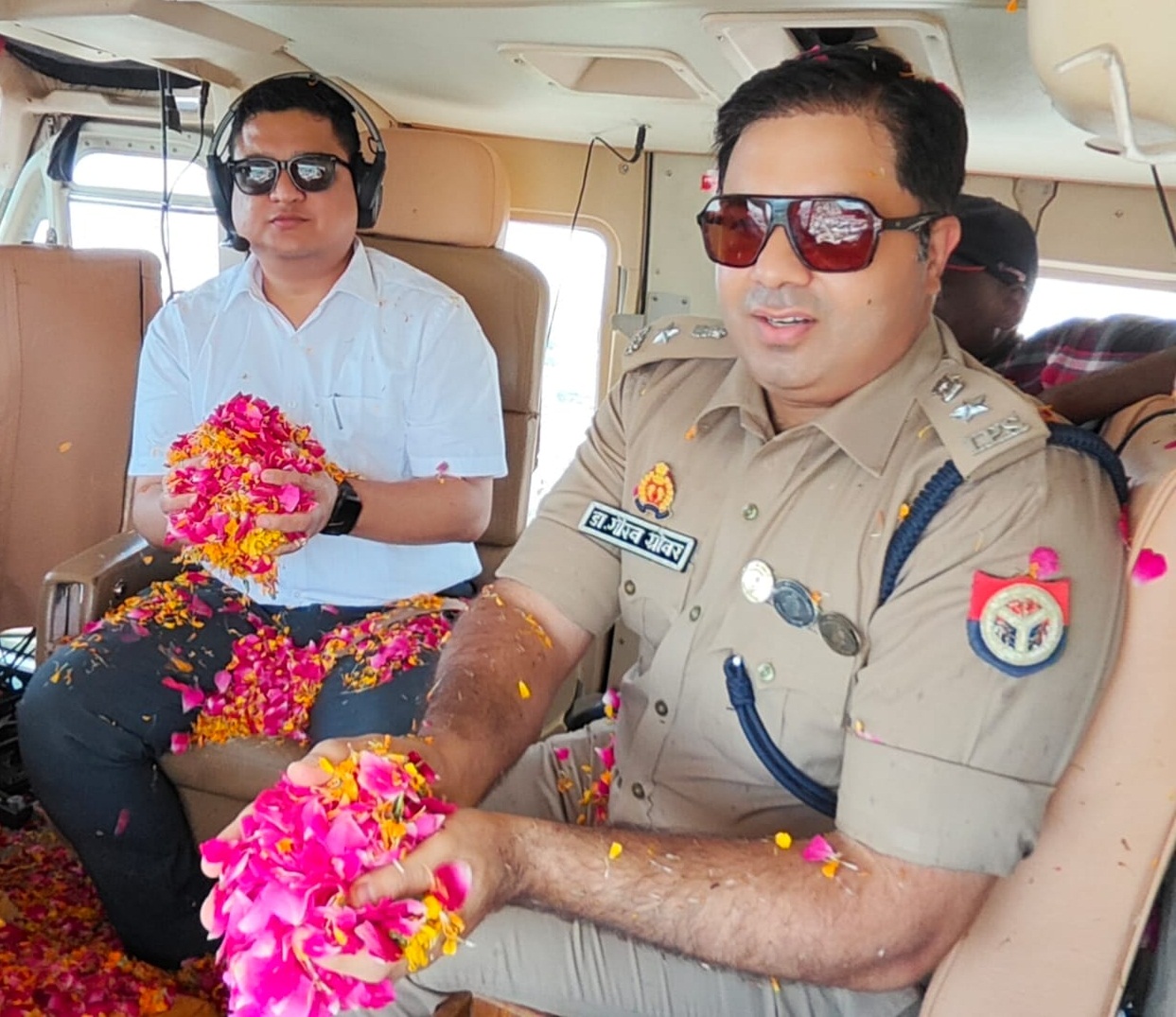 रामनगरी में शिवभक्तों पर आसमानी आशीर्वाद, हेलीकाप्टर से हुई पुष्पवर्षा