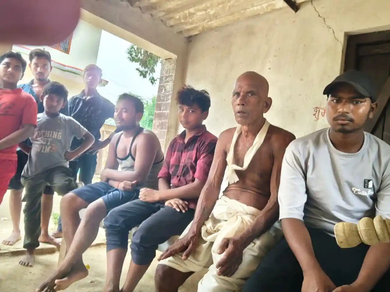 अनाथ हुआ परिवार, अब कभी नहीं लौटेंगे अखिलेश-विजय