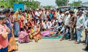 Khammam : महिला की करंट लगने से मौत, ग्रामीणों ने मुआवजे की मांग को लेकर किया प्रदर्शन