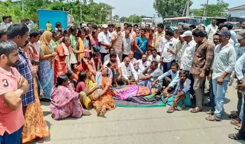 Khammam : महिला की करंट लगने से मौत, ग्रामीणों ने मुआवजे की मांग को लेकर किया प्रदर्शन