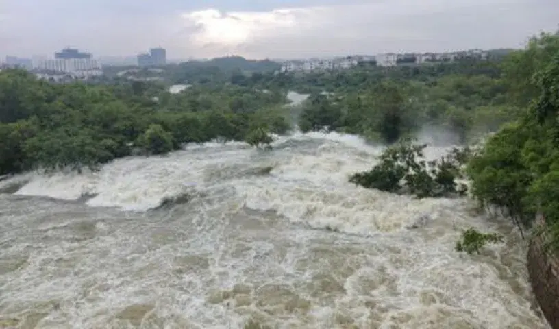 Hyderabad : दो जलाशयों में पानी का प्रवाह हुआ तेज