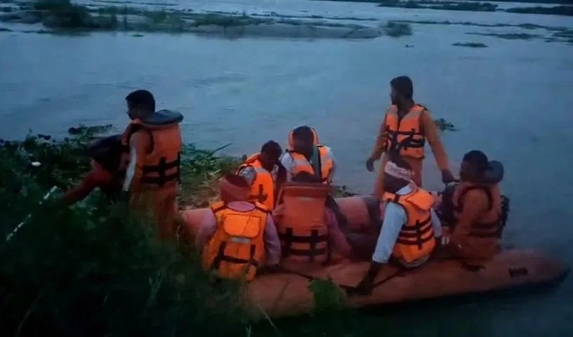 Khammam : एनडीआरएफ टीम ने मुन्नरू नदी में फंसे पांच चरवाहों को बचाया