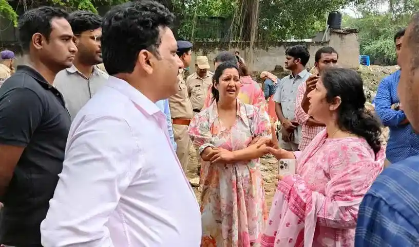 Hyderabad : एससीबी सीईओ का निवासियों ने किया घेराव