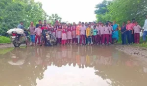 Problem : कीचड़ भरी सड़कों के कारण छात्रों और ग्रामीणों ने किया प्रदर्शन