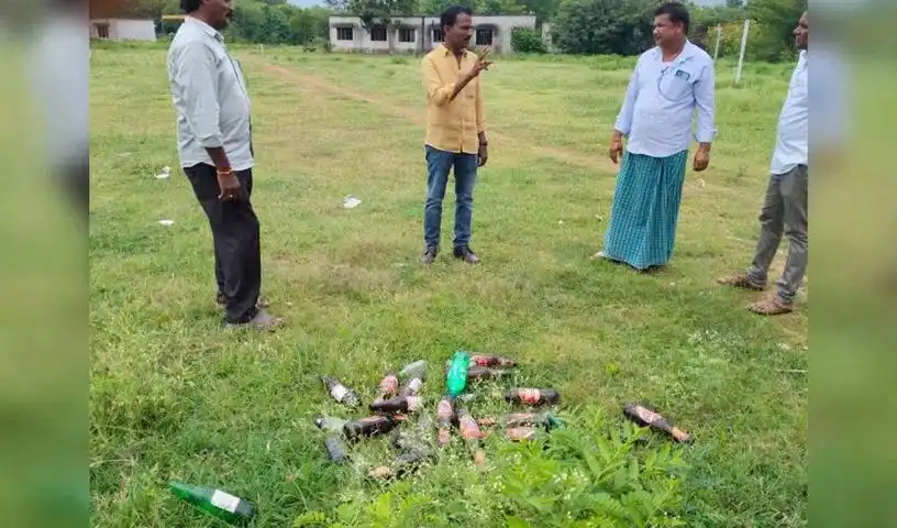 Khammam: शराबियों के लिए रैन बसेरा में बदल गया स्कूल