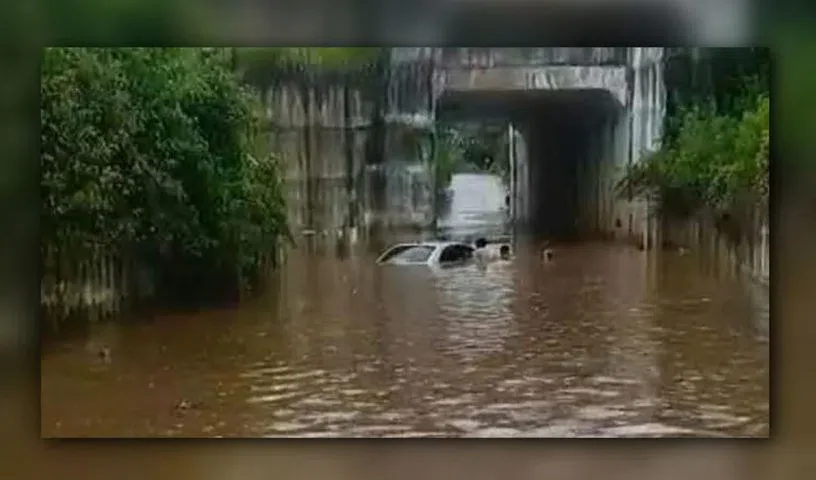 Khammam: कृषि अधिकारी की कार बाढ़ के पानी में डूबी