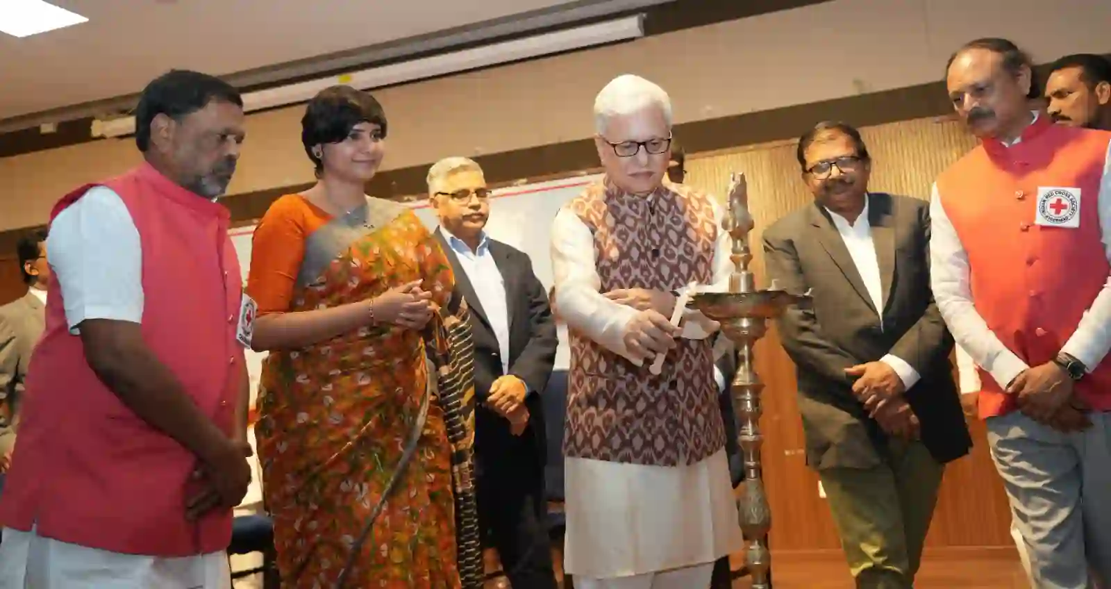 हमें चिकित्सा के क्षेत्र में वाणिज्य से करुणा की ओर बढ़ना चाहिए: राज्यपाल