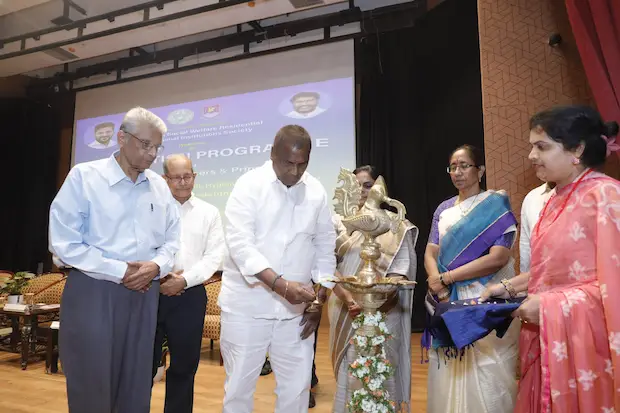 Hyderabad: मंत्री ने छात्रावासों में स्टील के बर्तनों का इस्तेमाल आदेश दिया