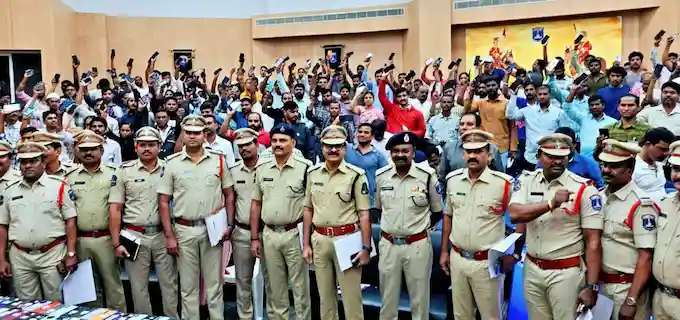 Cyberabad ­: दो करोड़ मूल्य के 827 चोरी और खोए हुए मोबाइल फ़ोन बरामद