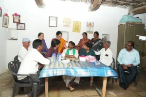 उपमुख्यमंत्री ने बचपन के दोस्त के घर पहुंचकर सबकों चौकाया