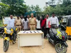 Mobile : मोबाइल फ़ोन छीनने वाला गिरोह पकड़ा गया, 3.5 लाख की लूट का माल बरामद