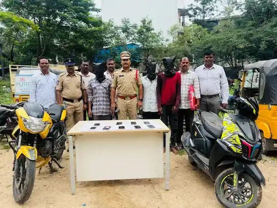Mobile : मोबाइल फ़ोन छीनने वाला गिरोह पकड़ा गया, 3.5 लाख की लूट का माल बरामद