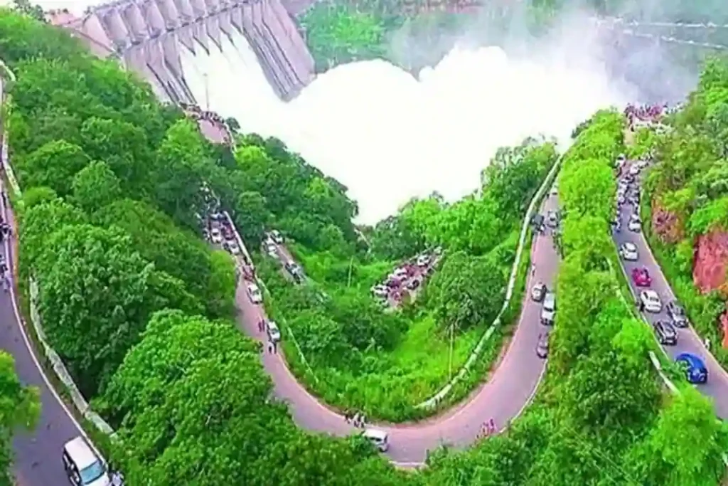 Hyderabad : नदी में बाढ़ का पानी बढ़ने पर खोले गए श्रीशैलम बांध के द्वार