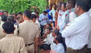 Khammam : तल्लाडा पीएसीएस में यूरिया के लिए किसानों ने किया विरोध प्रदर्शन